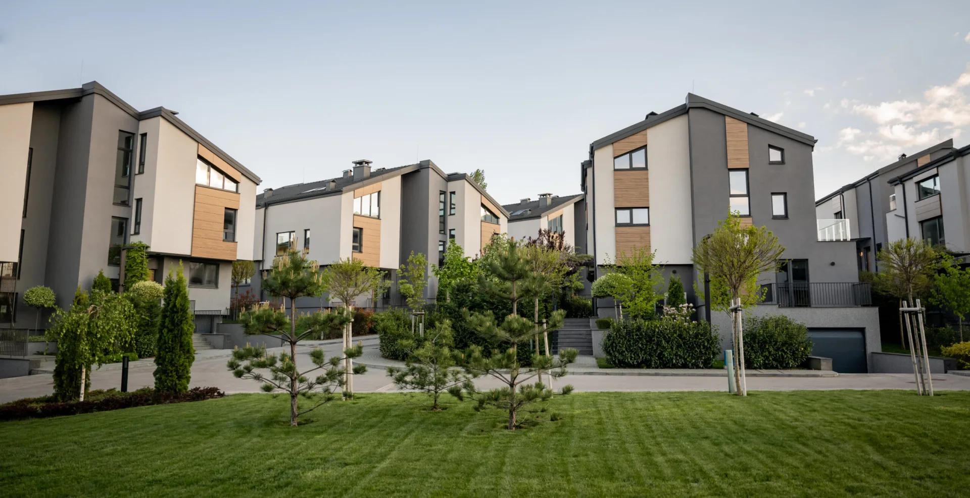 203 Residence през деня сред зеленина